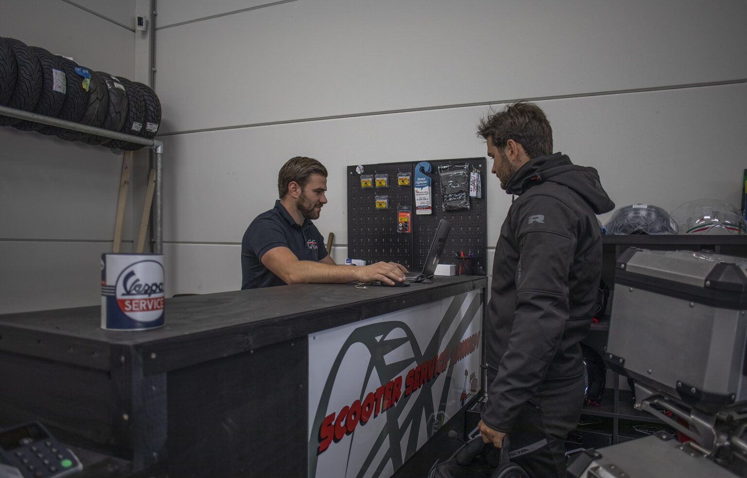 Klant aan de balie in de werkplaats van Motor Service Arnhem